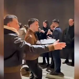 Ο Γιώργος Μαζωνάκης κέρασε σφηνάκια τους fans που περίμεναν να μπουν στο κέντρο που εμφανίζεται – «Για να ζεσταθείτε»