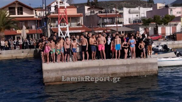 Ένας 15χρονος μαθητής έπιασε το Σταυρό στη Γλύφα (ΒΙΝΤΕΟ-ΦΩΤΟ)