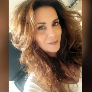 «Θα την ντύσω νύφη και θα την πάμε στη Ριτσώνα» – Σπαραγμός από τον πατέρα της νεκρής καθηγήτριας στη Γλυφάδα