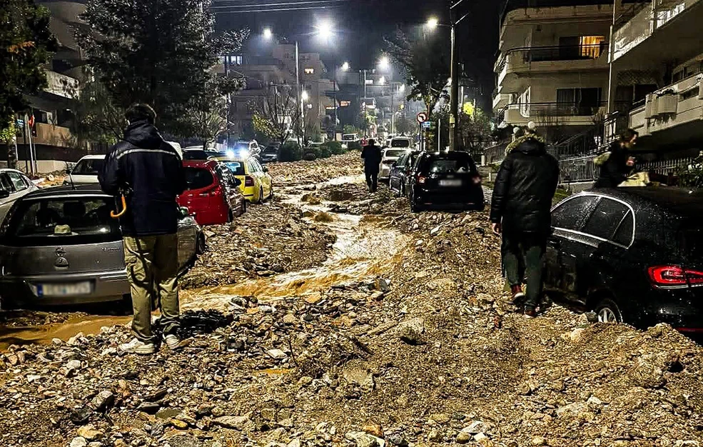 Καλλιάνος για Άνω Γλυφάδα: Για 40 χρόνια δεν έχει ξανασυμβεί κάτι αντίστοιχο εδώ – Οι φωτογραφίες που ανήρτησε