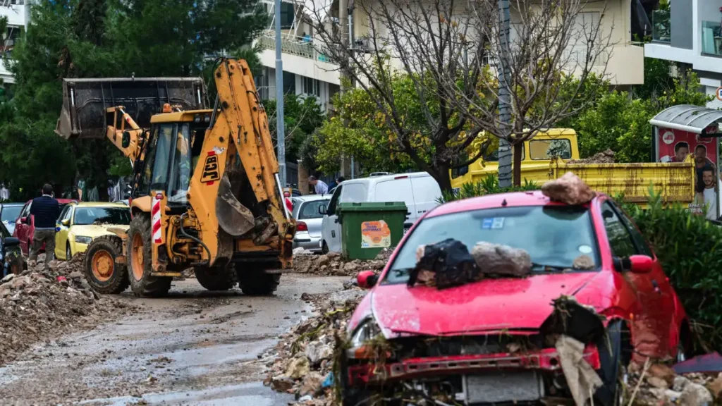 Οι δύο φάσεις της κακοκαιρίας που έπνιξε την Αττική: Καταιγίδα 3 ωρών προκάλεσε χάος στην Άνω Γλυφάδα