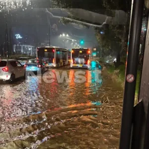 Κακοκαιρία: Εικόνες καταστροφής στη Γλυφάδα – Ορμητικά νερά παρέσυραν αυτοκίνητα και κάδους, εγκλωβισμένοι επιβάτες σε λεωφορεία