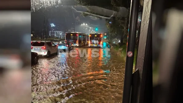 Κακοκαιρία: Εικόνες καταστροφής στη Γλυφάδα – Ορμητικά νερά παρέσυραν αυτοκίνητα και κάδους, εγκλωβισμένοι επιβάτες σε λεωφορεία