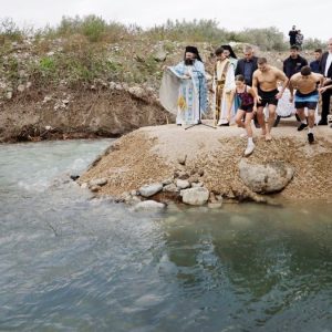 Μαθήτρια βούτηξε και έπιασε τον Σταυρό στον Γοργοπόταμο (ΒΙΝΤΕΟ-ΦΩΤΟ)