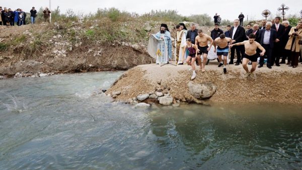 Μαθήτρια βούτηξε και έπιασε τον Σταυρό στον Γοργοπόταμο (ΒΙΝΤΕΟ-ΦΩΤΟ)