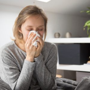 SOS για τη γρίπη: «Μεταδίδεται ακόμη και δύο 24ωρα πριν εκδηλώσει συμπτώματα ο φορέας»