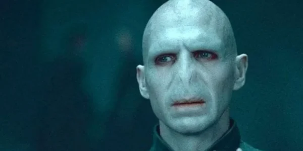 Ο Ρέιφ Φάινς αποκάλυψε τον διάδοχό του στον ρόλο του «Βόλντεμορτ» στη νέα σειρά του «Χάρι Πότερ» (ΒΙΝΤΕΟ)