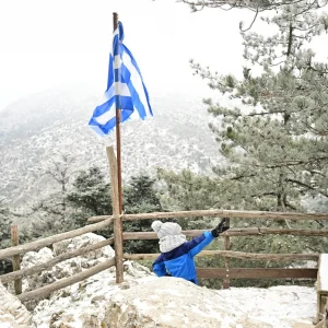 Εικόνες από την ολόλευκη Πάρνηθα και τα πρώτα χιόνια της χρονιάς