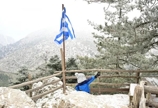 Εικόνες από την ολόλευκη Πάρνηθα και τα πρώτα χιόνια της χρονιάς