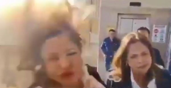 Ονδούρα: Πέταξαν στο κεφάλι βουλευτή εκρηκτικό μηχανισμό - Δείτε το βίντεο με τον σοβαρό τραυματισμό