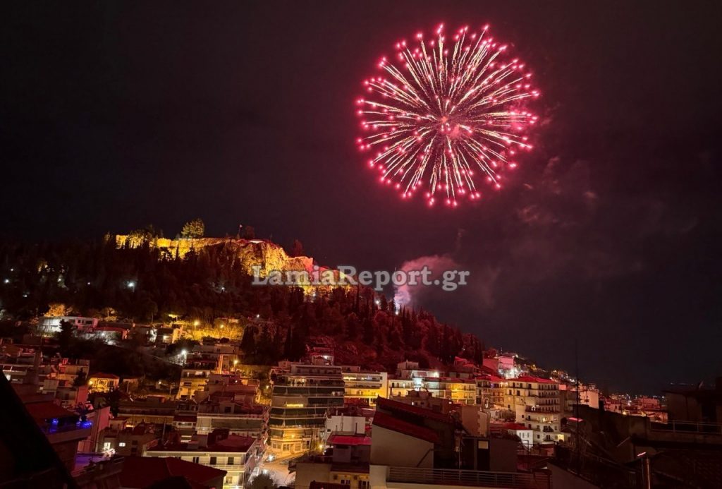 Δείτε ΒΙΝΤΕΟ με τα πυροτεχνήματα στη Λαμία - Καλή Χρονιά από το LamiaReport!