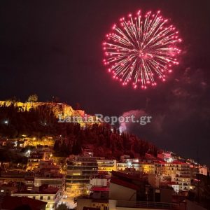 Δείτε ΒΙΝΤΕΟ με τα πυροτεχνήματα στη Λαμία - Καλή Χρονιά από το LamiaReport!