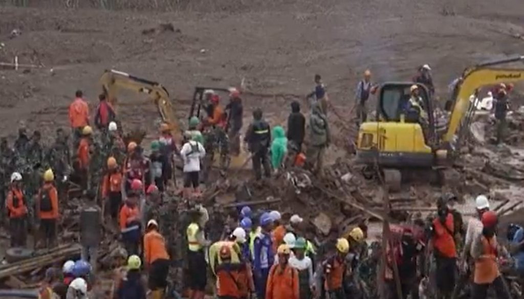 Ινδονησία: 34 νεκροί από κατολισθήσεις, χωριά βυθίστηκαν στη λάσπη – Σκάβουν με τα χέρια τους για να βρουν επιζώντες