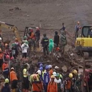 Ινδονησία: 34 νεκροί από κατολισθήσεις, χωριά βυθίστηκαν στη λάσπη – Σκάβουν με τα χέρια τους για να βρουν επιζώντες