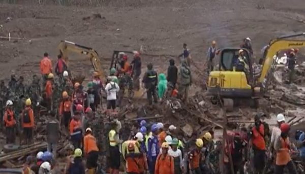 Ινδονησία: 34 νεκροί από κατολισθήσεις, χωριά βυθίστηκαν στη λάσπη – Σκάβουν με τα χέρια τους για να βρουν επιζώντες