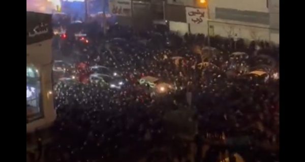 Σκηνικό τρόμου στο Ιράν: Διαδηλωτές αντιμέτωποι με τη θανατική ποινή - «Θα αναλάβουμε δράση» απειλεί ο Τραμπ