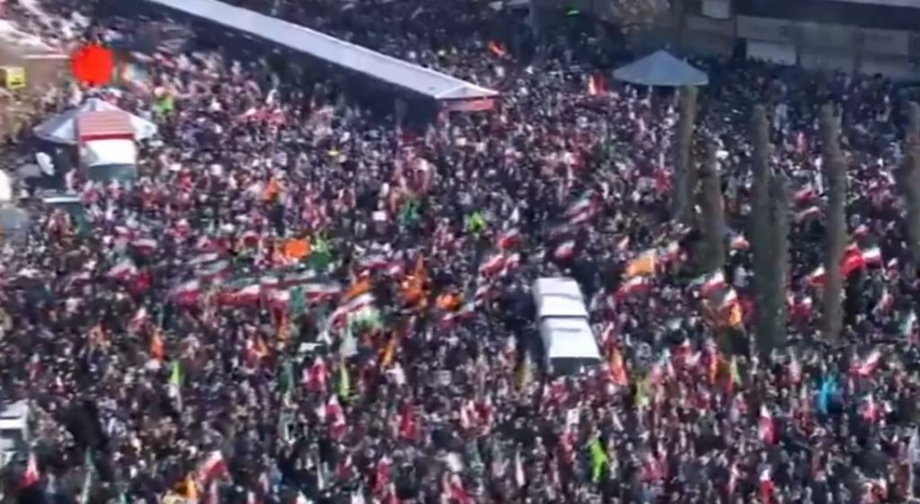 Ιράν: Χιλιάδες φιλοκυβερνητικοί διαδηλώνουν στην Τεχεράνη υπέρ της Ισλαμικής Δημοκρατίας – Βίντεο