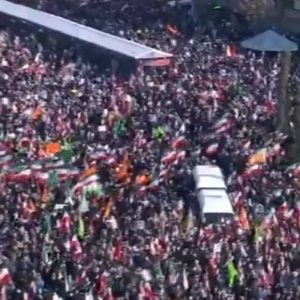 Ιράν: Χιλιάδες φιλοκυβερνητικοί διαδηλώνουν στην Τεχεράνη υπέρ της Ισλαμικής Δημοκρατίας – Βίντεο