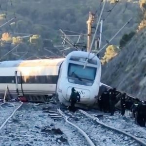 Ισπανία: Συγκλονίζουν οι επιβάτες των τρένων που συγκρούστηκαν -«Άνθρωποι καλούσαν για βοήθεια», «τρέμω», τουλάχιστον 40 νεκροί