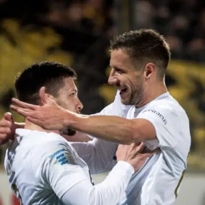 Αστέρας Τρίπολης – ΑΕΚ 0-1: Διπλό κορυφής με Γιόβιτς και Στρακόσα