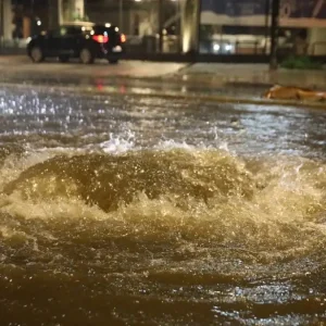 Νεκρή γυναίκα στη Γλυφάδα: Χτυπήθηκε από αυτοκίνητο που είχε παρασυρθεί από τα ορμητικά νερά