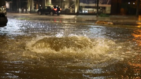 Νεκρή γυναίκα στη Γλυφάδα: Χτυπήθηκε από αυτοκίνητο που είχε παρασυρθεί από τα ορμητικά νερά