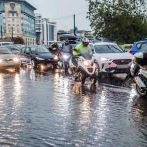 Κακοκαιρία σε όλη τη χώρα: 112 στην Αττική για επικίνδυνα φαινόμενα -«Περιορίστε τις μετακινήσεις σας»