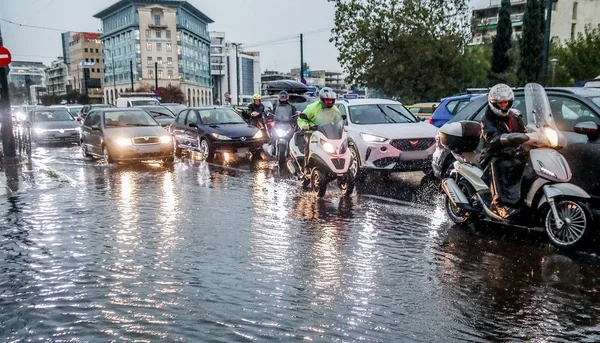 Κακοκαιρία σε όλη τη χώρα: 112 στην Αττική για επικίνδυνα φαινόμενα -«Περιορίστε τις μετακινήσεις σας»