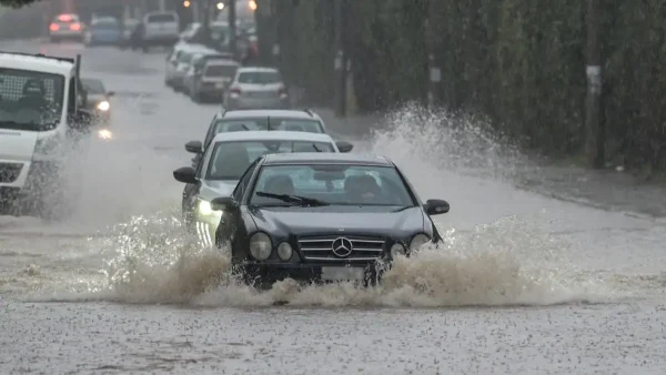 Κακοκαιρία: «Ποτάμια» οι δρόμοι σε Πειραιά, Κερατσίνι, Μοσχάτο, Νέα Μάκρη και Σπάτα – Προβλήματα στην κυκλοφορία