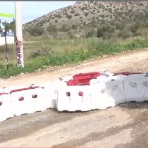 Γλυφάδα: Μετά τα κοντέινερ ο Δήμος τοποθέτησε και τσιμεντένια εμπόδια ενόψει των βροχοπτώσεων