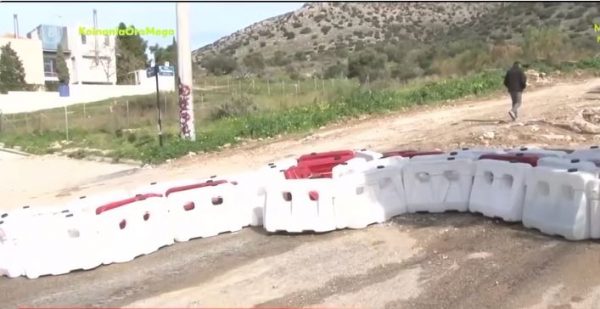 Γλυφάδα: Μετά τα κοντέινερ ο Δήμος τοποθέτησε και τσιμεντένια εμπόδια ενόψει των βροχοπτώσεων