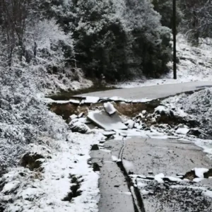 Κακοκαιρία στην Ήπειρο: Διακοπές ρεύματος, κατολισθήσεις και υπερχείλιση ποταμών – Κλειστά σχολεία σε Μέτσοβο και Τζουμέρκα
