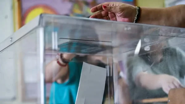 Δημοσκόπηση MRB: Το 33% των αναποφάσιστων «βλέπει» τη Μαρία Καρυστιανού πρώτο κόμμα