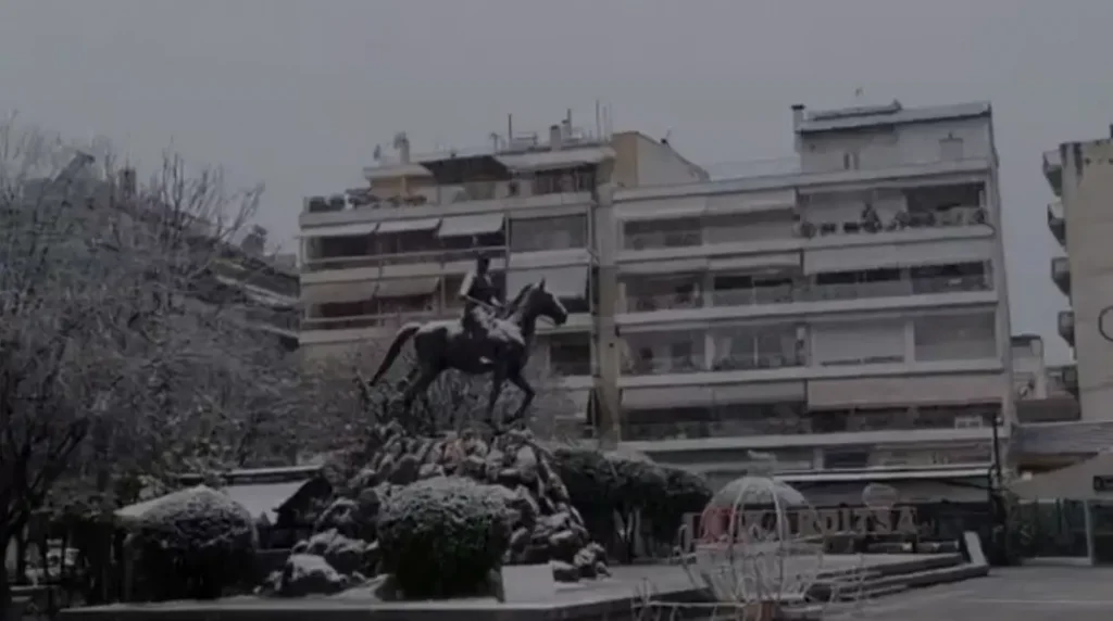 Απολαυστικές εικόνες με χιόνια σε Καρδίτσα, Τρίκαλα και Καλαμπάκα (ΦΩΤΟ - ΒΙΝΤΕΟ)