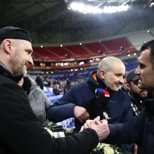 Λιόν – ΠΑΟΚ: Οι φίλοι των Γάλλων έδωσαν στεφάνι στον Χρήστο Καρυπίδη, στη μνήμη των αδικοχαμένων φιλάθλων του δικεφάλου