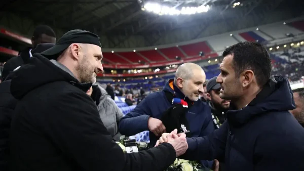 Λιόν – ΠΑΟΚ: Οι φίλοι των Γάλλων έδωσαν στεφάνι στον Χρήστο Καρυπίδη, στη μνήμη των αδικοχαμένων φιλάθλων του δικεφάλου