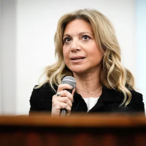 Με υπονοούμενα για τους συγγενείς, εκτός συλλόγου για τα Τέμπη η Καρυστιανού, «δεν παραιτήθηκε, την παραίτησαν» λέει ο Γεωργιάδης