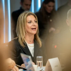 Όλοι υπολογίζουν την Καρυστιανού αλλά κάποιοι τη φοβούνται – Πόσο επηρεάζει τα κόμματα η κίνησή της