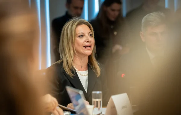 Όλοι υπολογίζουν την Καρυστιανού αλλά κάποιοι τη φοβούνται – Πόσο επηρεάζει τα κόμματα η κίνησή της