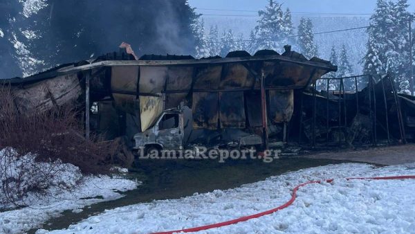 Πυρκαγιά τη νύχτα στο Καταφύγιο Οίτης στις Βρύζες - Δείτε εικόνες