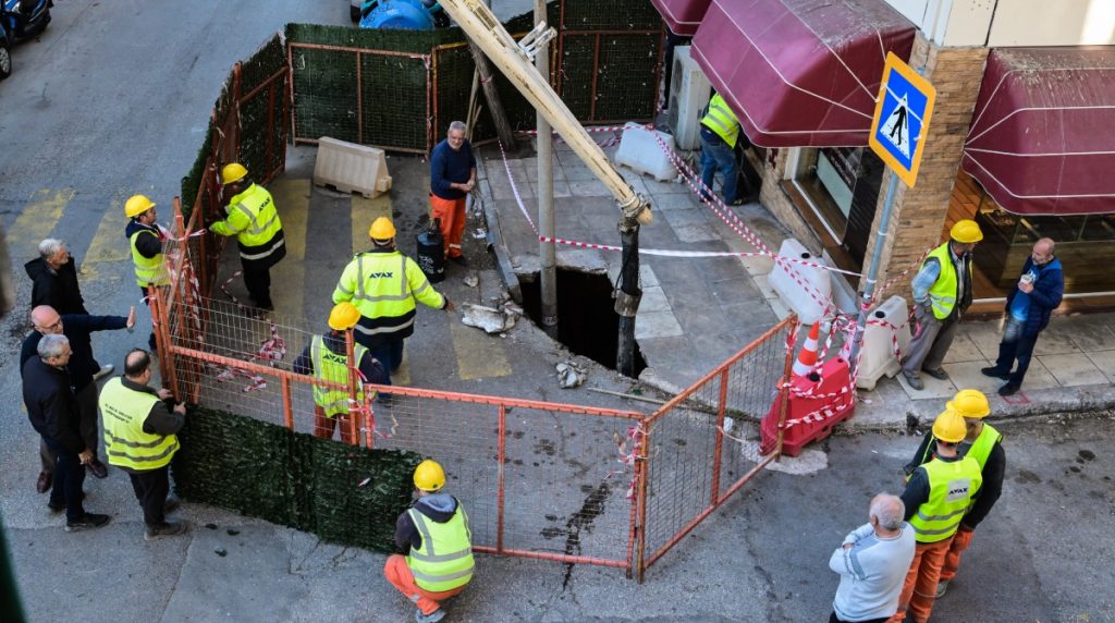 Καθίζηση σε δρόμο στο κέντρο της Αθήνας (ΦΩΤΟ)