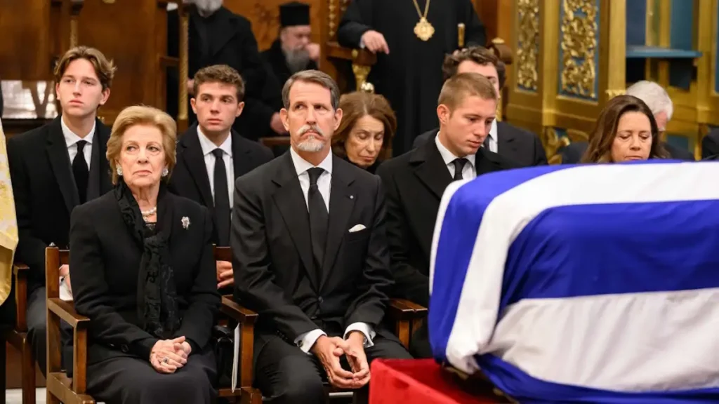 Κηδεία πριγκίπισσας Ειρήνης: Σε κλίμα συγκίνησης το «αντίο» η ταφή της έγινε στο Τατόι δίπλα στον τέως βασιλιά Κωνσταντίνο