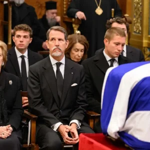 Κηδεία πριγκίπισσας Ειρήνης: Σε κλίμα συγκίνησης το «αντίο» η ταφή της έγινε στο Τατόι δίπλα στον τέως βασιλιά Κωνσταντίνο