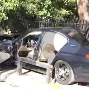 Εγκλωβίστηκε οικογένεια σε απίστευτο τροχαίο: Το όχημα ανέβηκε σε πεζοδρόμιο, ξήλωσε φανάρι και καρφώθηκε σε δέντρο