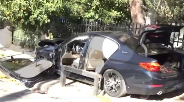 Εγκλωβίστηκε οικογένεια σε απίστευτο τροχαίο: Το όχημα ανέβηκε σε πεζοδρόμιο, ξήλωσε φανάρι και καρφώθηκε σε δέντρο