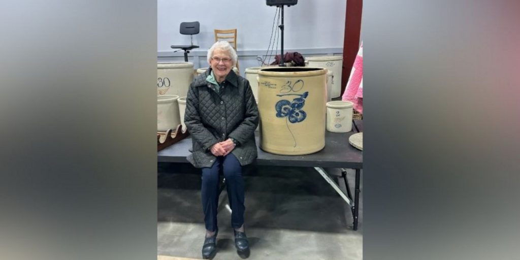 Γυναίκα είχε ένα κεραμικό σκεύος για 40 χρόνια και ήθελε να το πουλήσει για 100 δολάρια -Τελικά πήρε 32.000 δολάρια