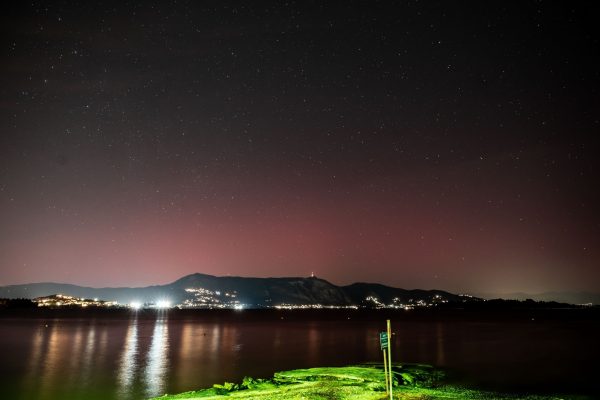 Στον ουρανό της Ελλάδας το Βόρειο Σέλας: Εντυπωσιακές εικόνες από Θεσσαλονίκη και Κέρκυρα