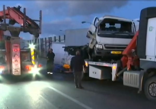 Στο «κόκκινο» ο Κηφισός έπειτα από σύγκρουση φορτηγών - Ουρές χιλιομέτρων στο ρεύμα προς Πειραιά