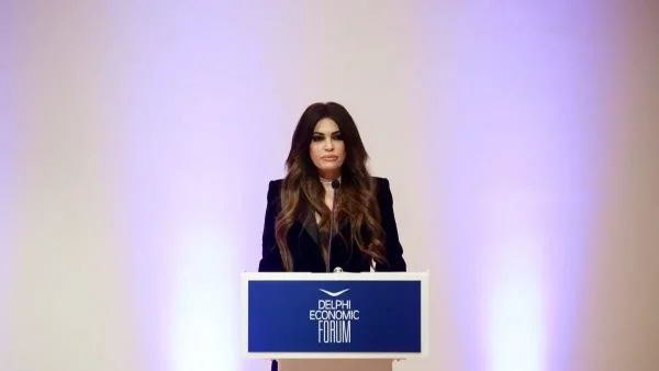 Η Κίμπερλι Γκιλφόιλ στην Εθνική Πινακοθήκη σε εκδήλωση με κεντρικό πρόσωπο τον Στίβεν Μάιραν