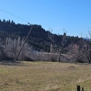 Επικίνδυνη κλίση κολώνας ΔΕΗ στην Καστανιά Υπάτης